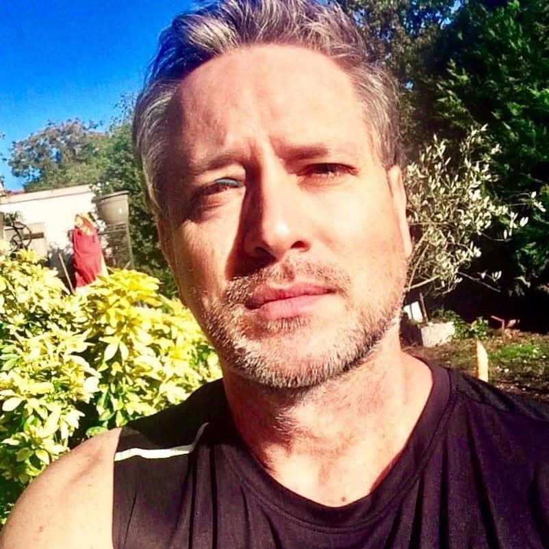 Jean Patrick Demange en 2009, photographié dans un jardin.